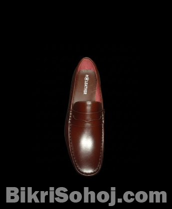 লেদার লোফার ও স্টাইলিশ চটি – আভিজাত্য এখন আপনার পায়ে!